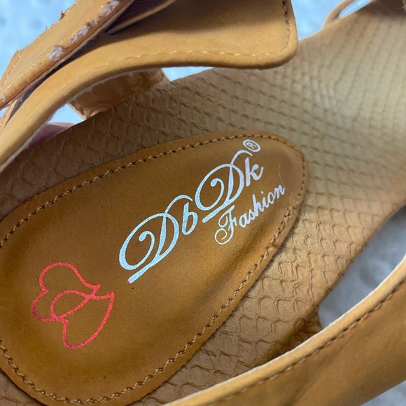 Cute Yellow Sandals (size 8.5 - 9) - Picture 9 of 10